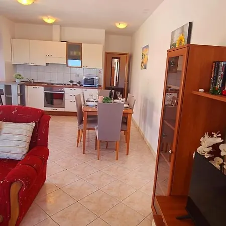 Appartement Seaview Apt, Communal Swimming Pool, 250m To Beach, Parking, 4km To Old Town Trogir