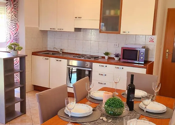公寓 Seaview Apt, Communal Swimming Pool, 250m To Beach, Parking, 4km To Old Town 特罗吉尔
